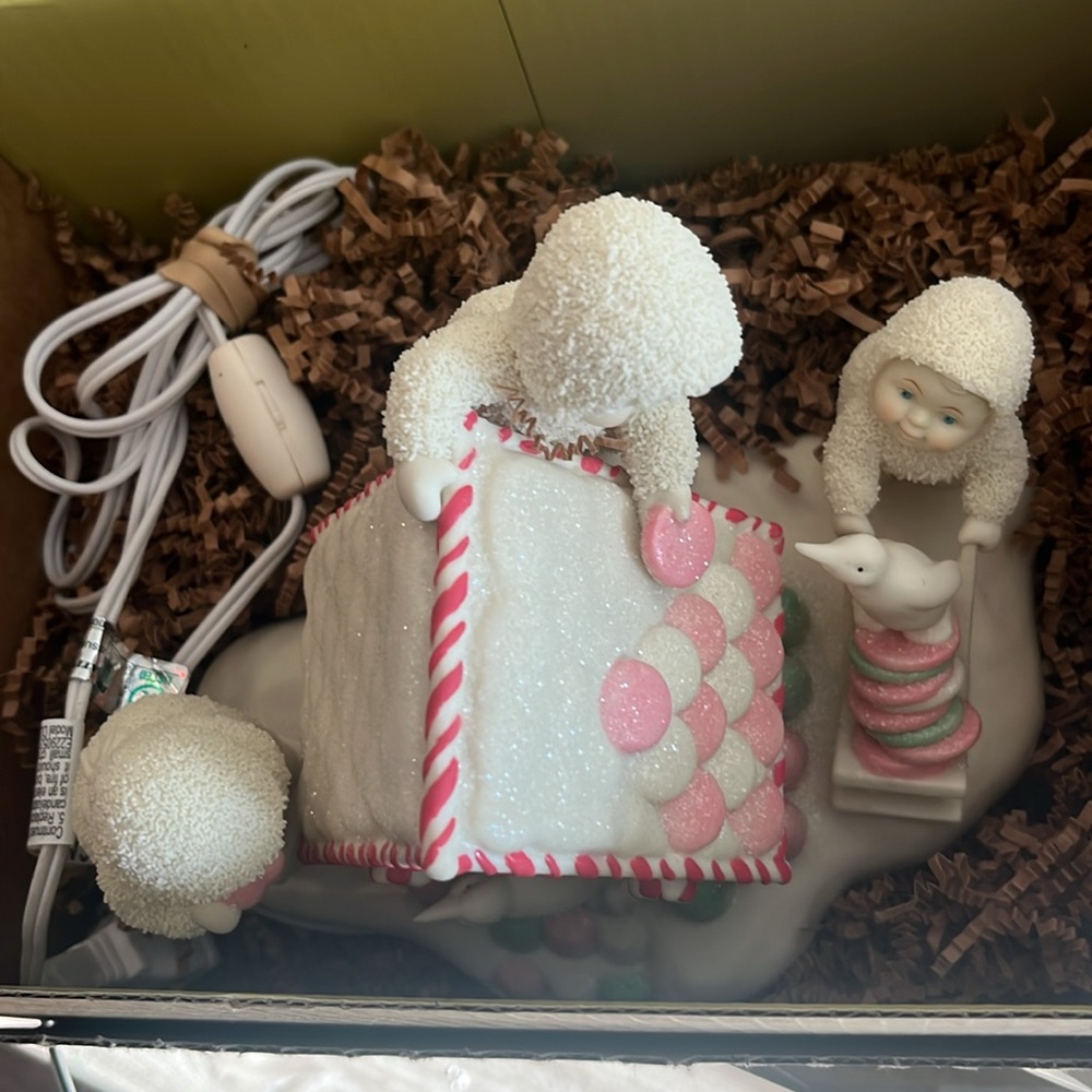 Lovely Xmas Gingerbread House with lights - Picture 2 of 2
